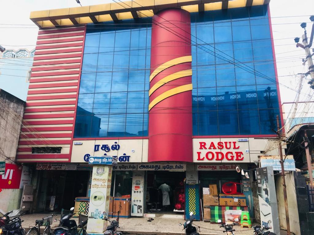 un gran edificio con una columna roja y amarilla en Royal Rasool Residency, en Paramagudi