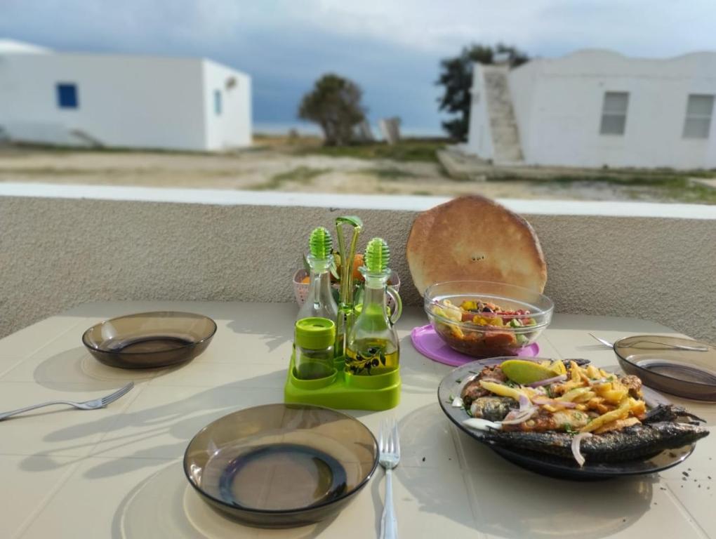 una mesa con un plato de comida encima en magnifique maison, bien équipé en Kelibia