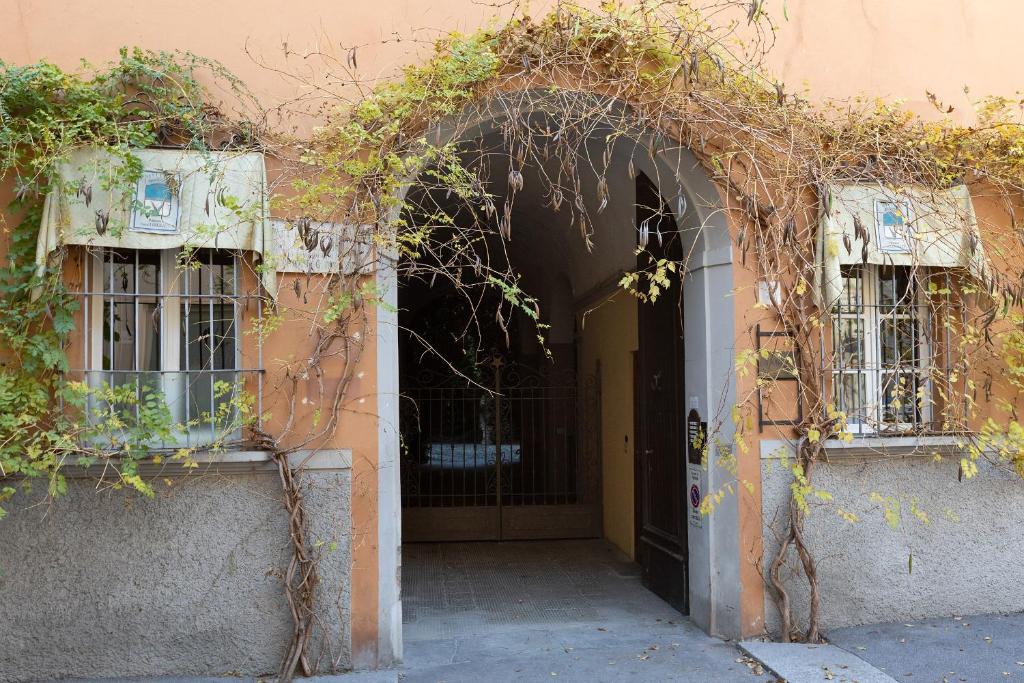 un ingresso a un edificio con porta aperta di Palazzo Liberati Apartments a Parma