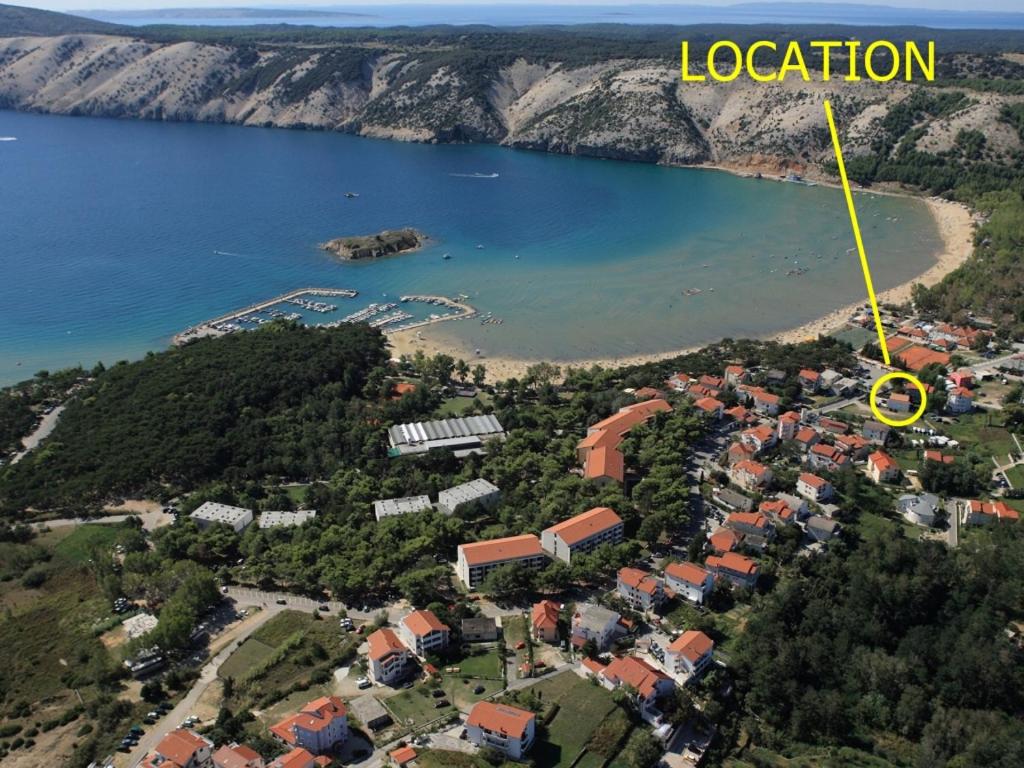 una vista aérea de una playa con un círculo amarillo en Room in Lopar with terrace, air conditioning, WiFi 3719-4 en Lopar