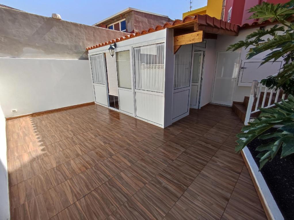 een patio van een huis met een terras bij Casita La Gomera in San Sebastián de la Gomera