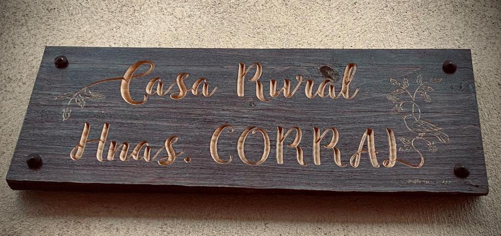 um cartaz de madeira que diz casa rumpilli tem curral em Casa rural Hnas Corral em Almoharín