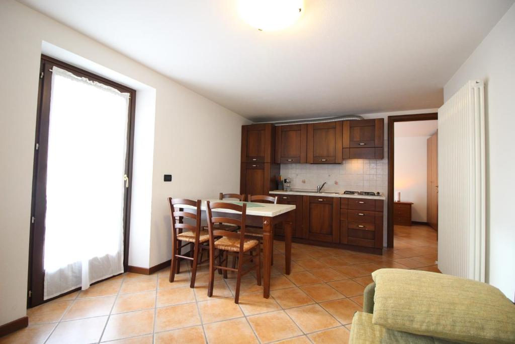 una cucina e una sala da pranzo con tavolo e sedie di Residence Aquila - Bilo Mont Nery a Brusson