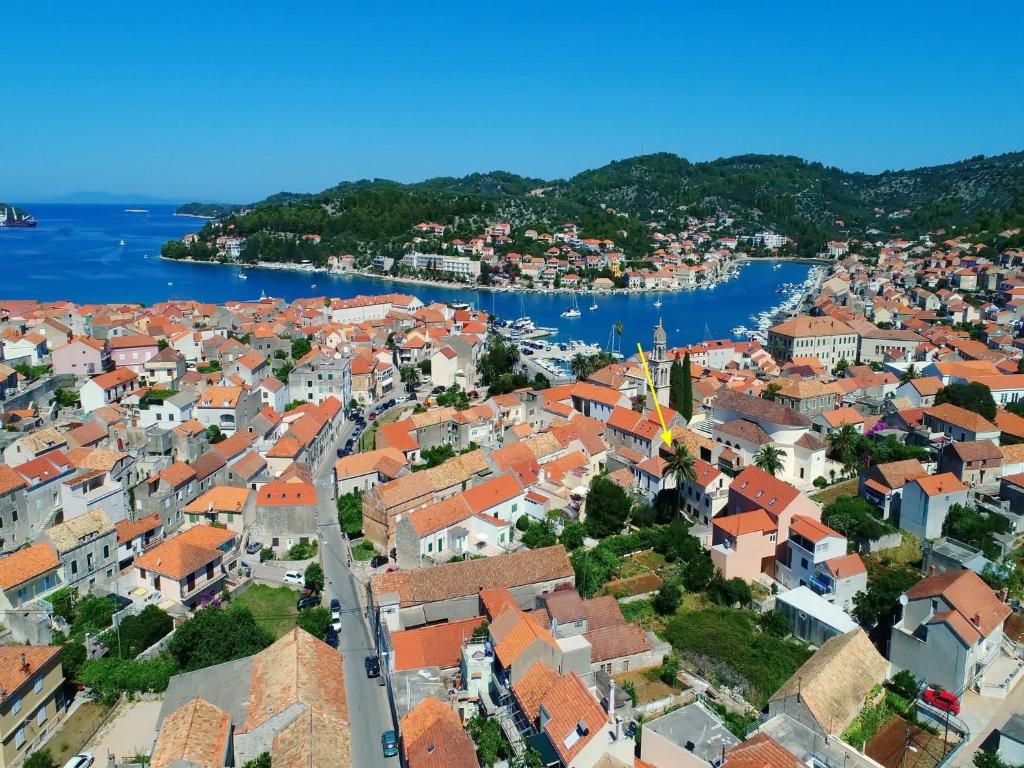 uma vista aérea da cidade de Dubrovnik em Studio Joković em Vela Luka