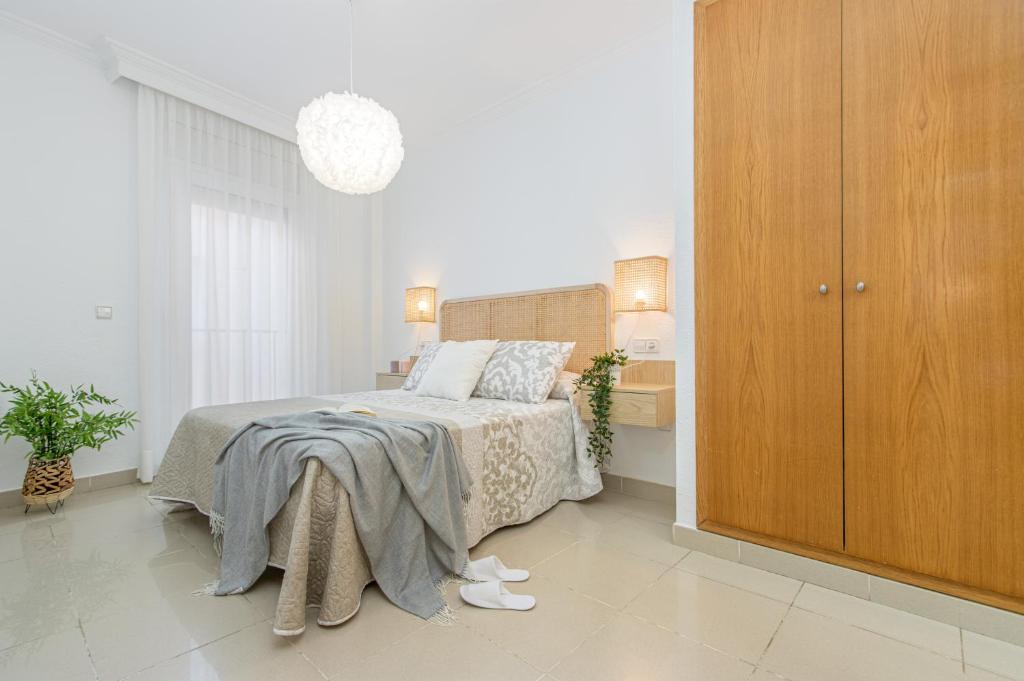 1 dormitorio con 1 cama y armario de madera en BADIA DE ROSES 1 new apartment en Roses