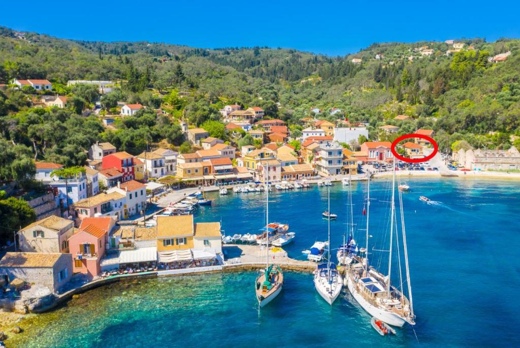 una vista aerea di un piccolo porto con barche in acqua di Apartment Limani a Longós