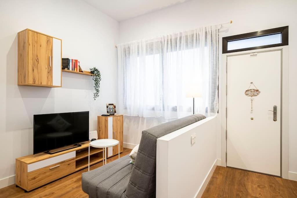 TV a/nebo společenská místnost v ubytování Apartamento tranquilo y familiar a 30 Min de SOL