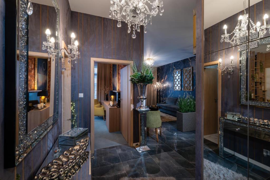 duas fotos de um corredor com um espelho e um quarto em TATRYSTAY Private Apartments Hrebienok em Starý Smokovec