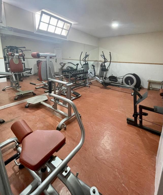 Posilňovňa alebo fitness centrum v ubytovaní Marbesa Villas with Jacuzzi