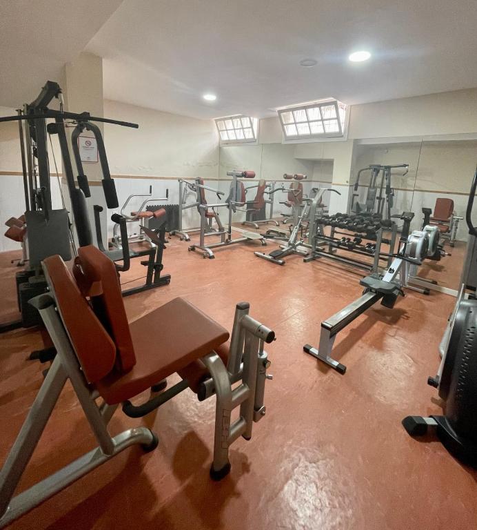 Posilňovňa alebo fitness centrum v ubytovaní Marbesa Villas with Jacuzzi