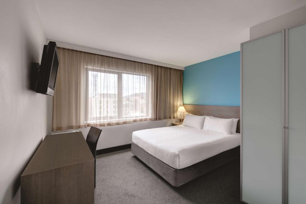 Postel nebo postele na pokoji v ubytování Travelodge Hotel Hobart