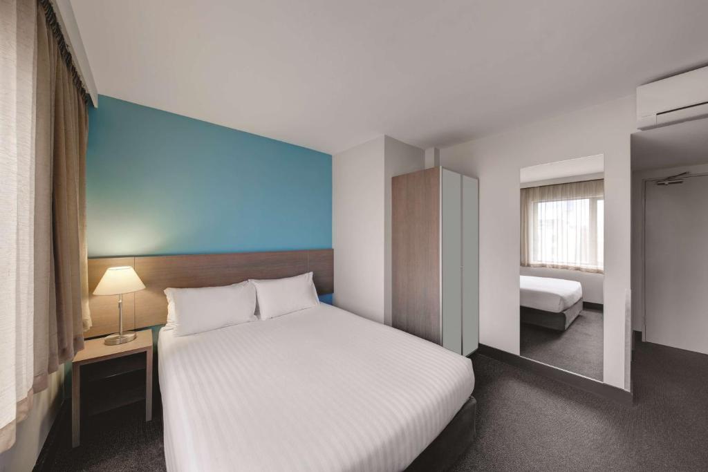 Postel nebo postele na pokoji v ubytování Travelodge Hotel Hobart