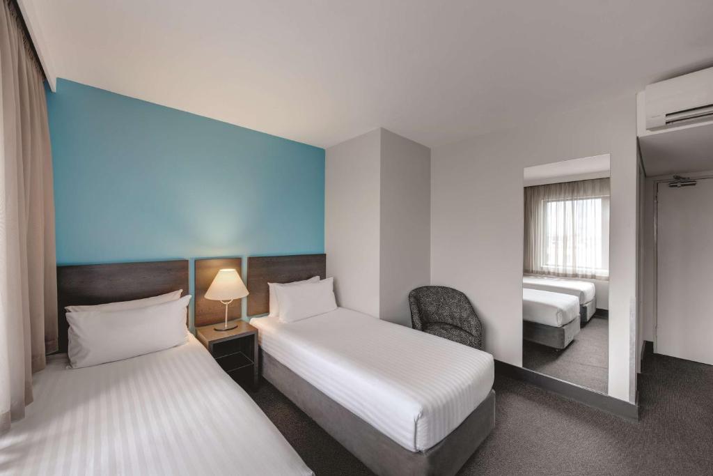 Postel nebo postele na pokoji v ubytování Travelodge Hotel Hobart