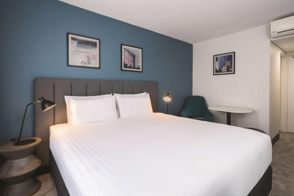 Postel nebo postele na pokoji v ubytování Travelodge Hotel Hobart