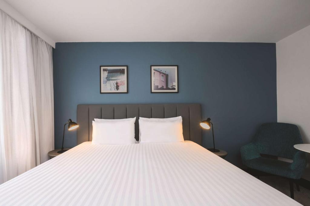 Postel nebo postele na pokoji v ubytování Travelodge Hotel Hobart