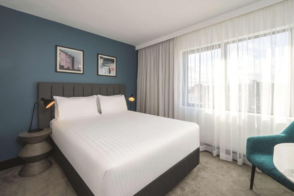 Postel nebo postele na pokoji v ubytování Travelodge Hotel Hobart