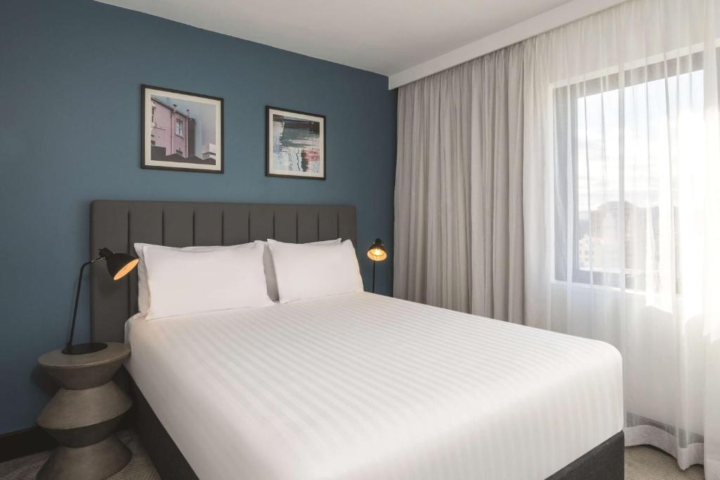 Postel nebo postele na pokoji v ubytování Travelodge Hotel Hobart