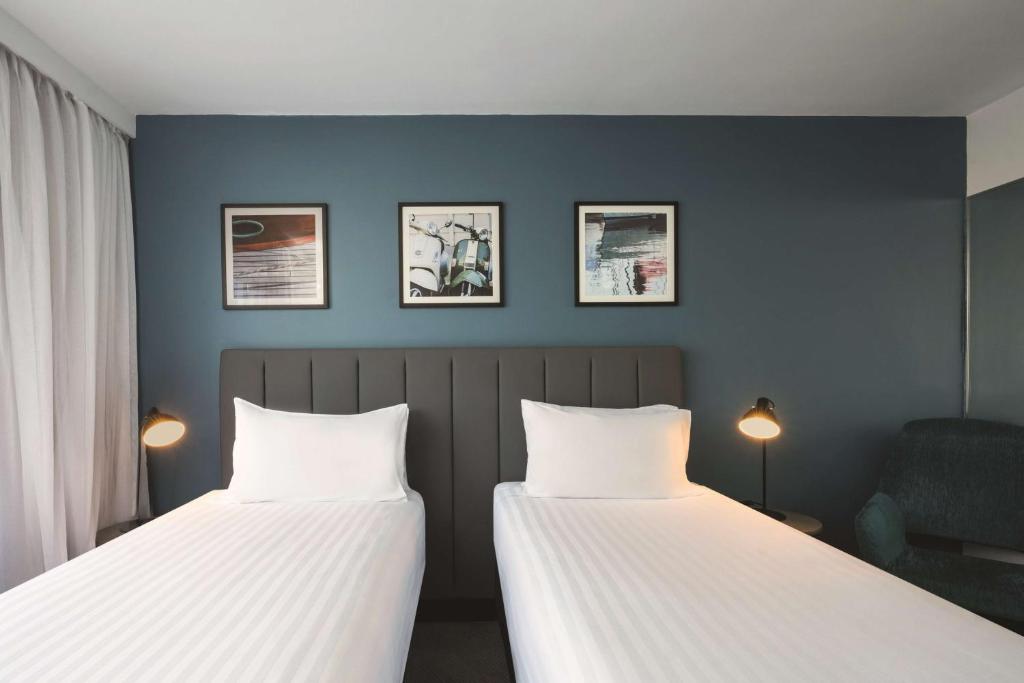 Postel nebo postele na pokoji v ubytování Travelodge Hotel Hobart