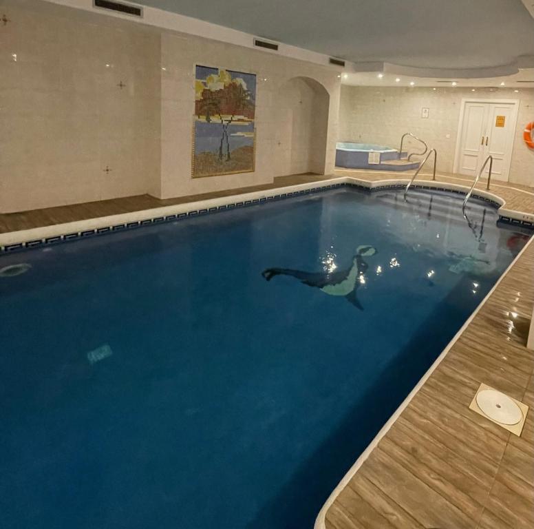 Bazén v ubytovaní Marbesa Villas with Jacuzzi alebo v jeho blízkosti