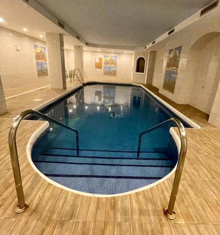 Bazén v ubytovaní Marbesa Villas with Jacuzzi alebo v jeho blízkosti