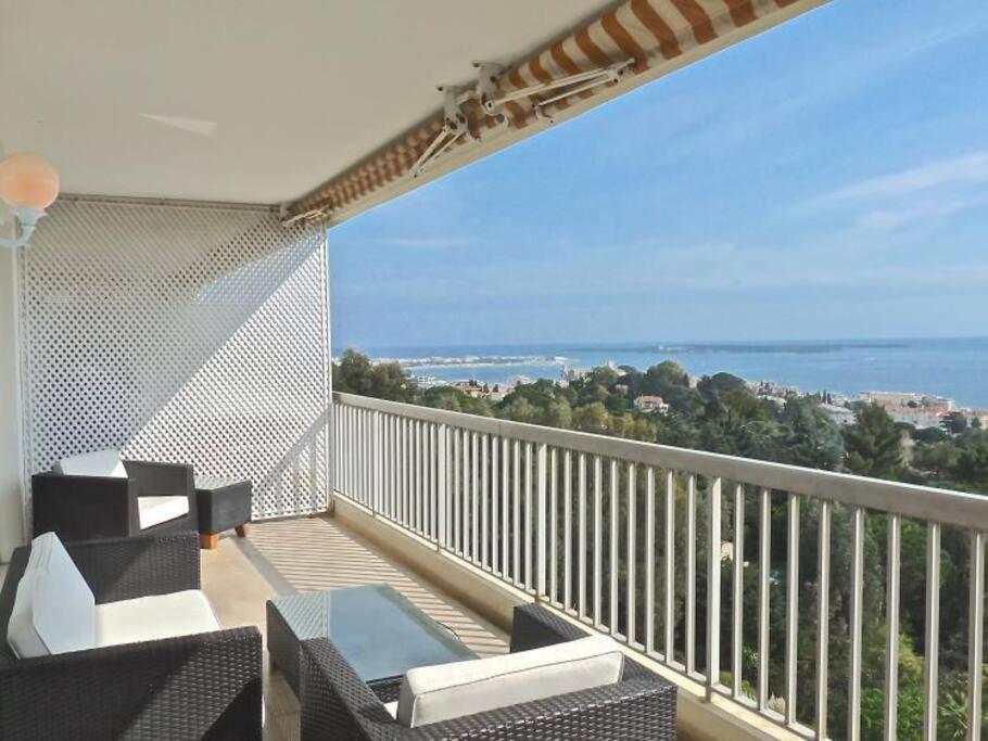 d'un balcon avec des chaises et une vue sur l'océan. dans l'établissement Large, light and modern 2 bedroomed apartment in Cannes with Sea Views, pool and lovely terrace - 1503, à Cannes
