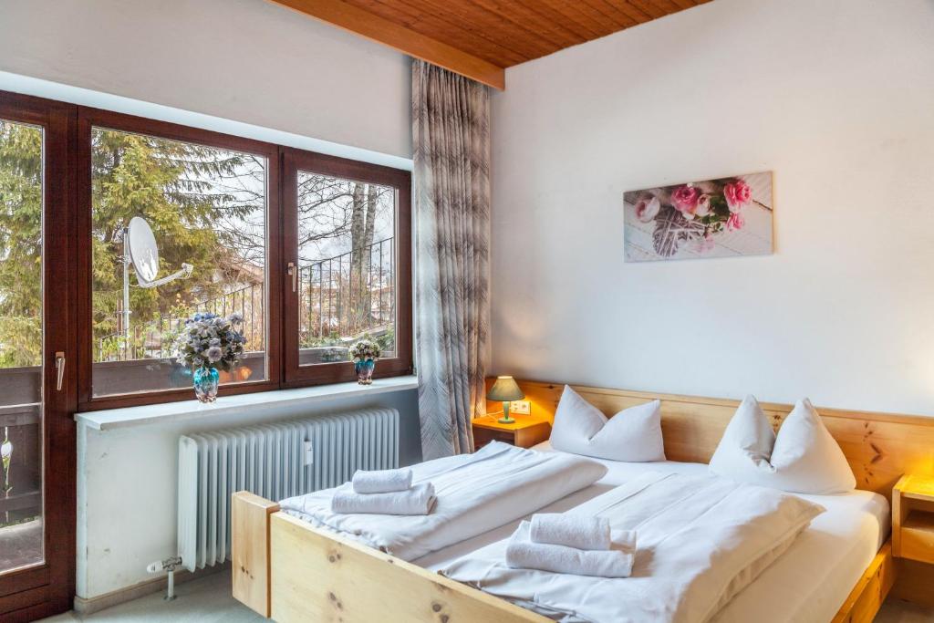- une chambre avec un grand lit et une fenêtre dans l'établissement Haus Excelsior Top 5, à Seefeld in Tirol