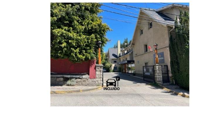 ulica z ławką po stronie drogi w obiekcie Bella Vista w mieście Bariloche
