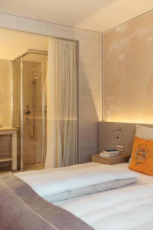 Postel nebo postele na pokoji v ubytování Strandhotel am Weissensee