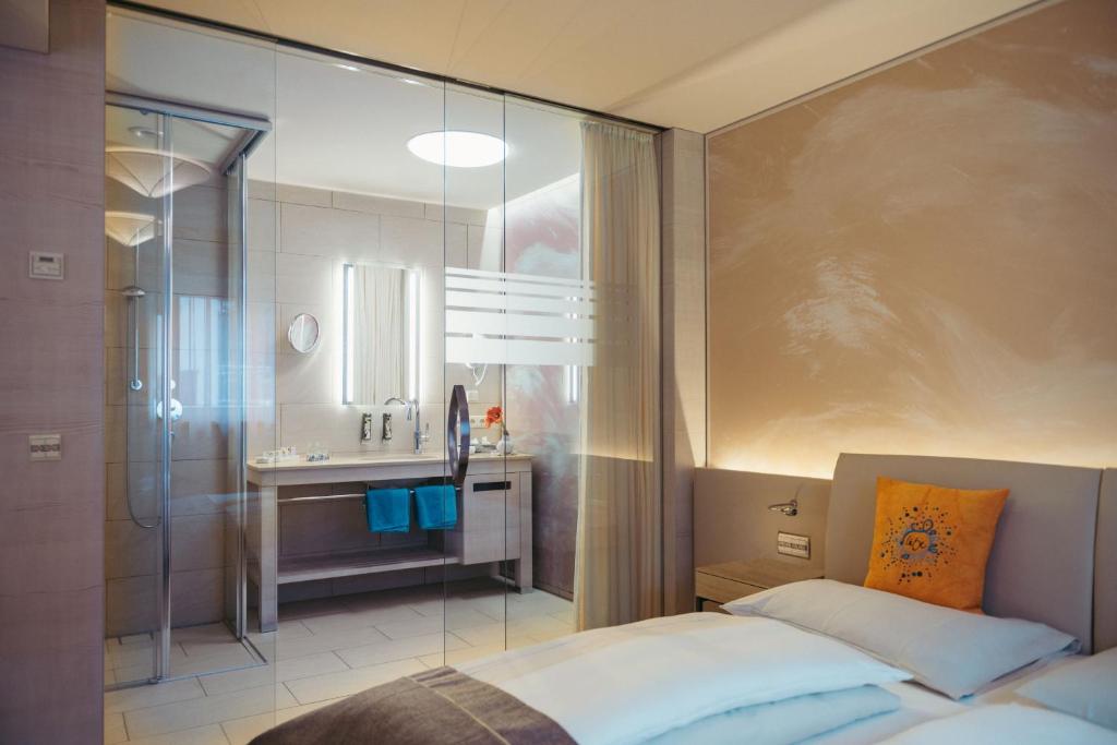 Postel nebo postele na pokoji v ubytování Strandhotel am Weissensee