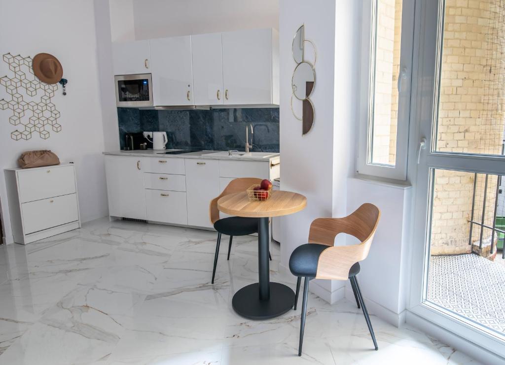 Kuchyňa alebo kuchynka v ubytovaní Apartamenty Yeti & Wilka w Centrum Chorzowa - Yeti