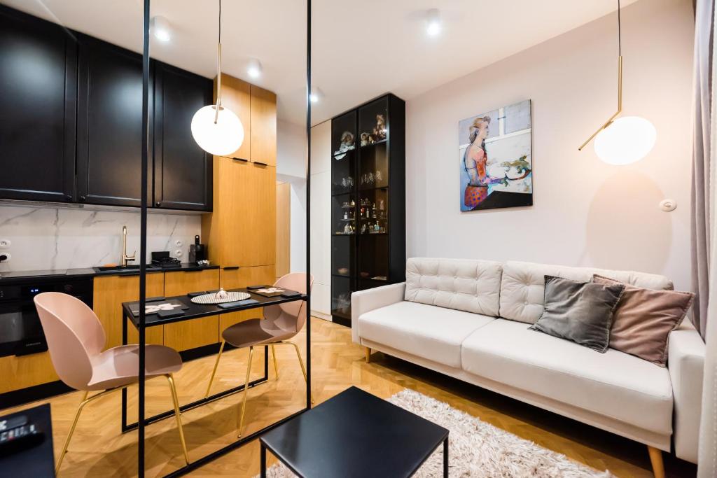 Kuchyňa alebo kuchynka v ubytovaní MOSTOWA Abdank Old Town Apartment