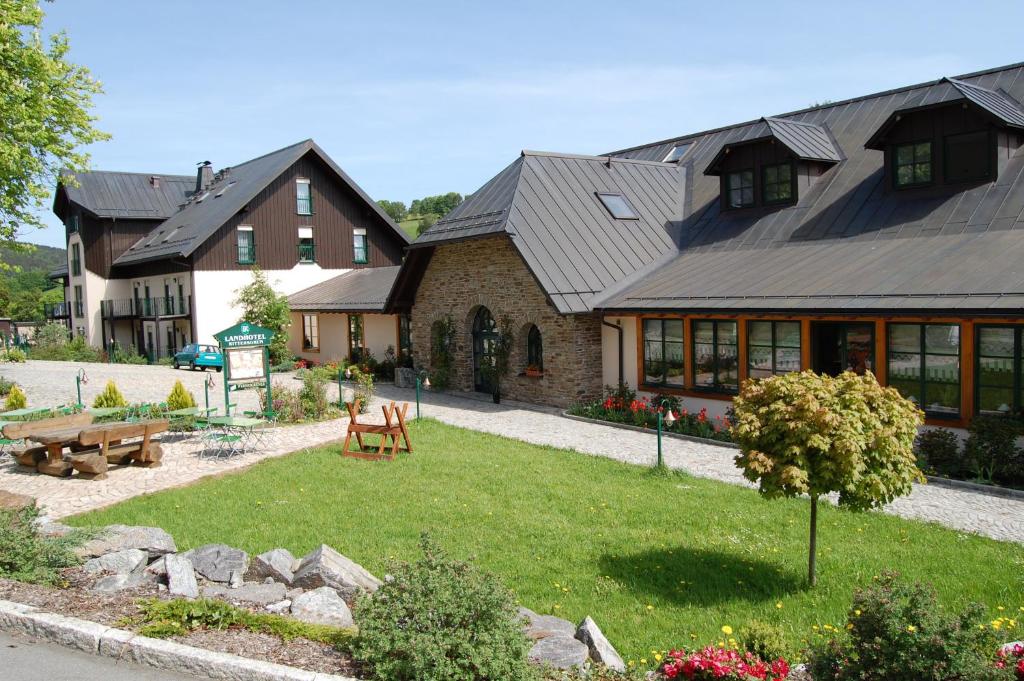 eine Luftansicht eines Hauses mit Hof in der Unterkunft Landhotel Rittersgrün in Breitenbrunn