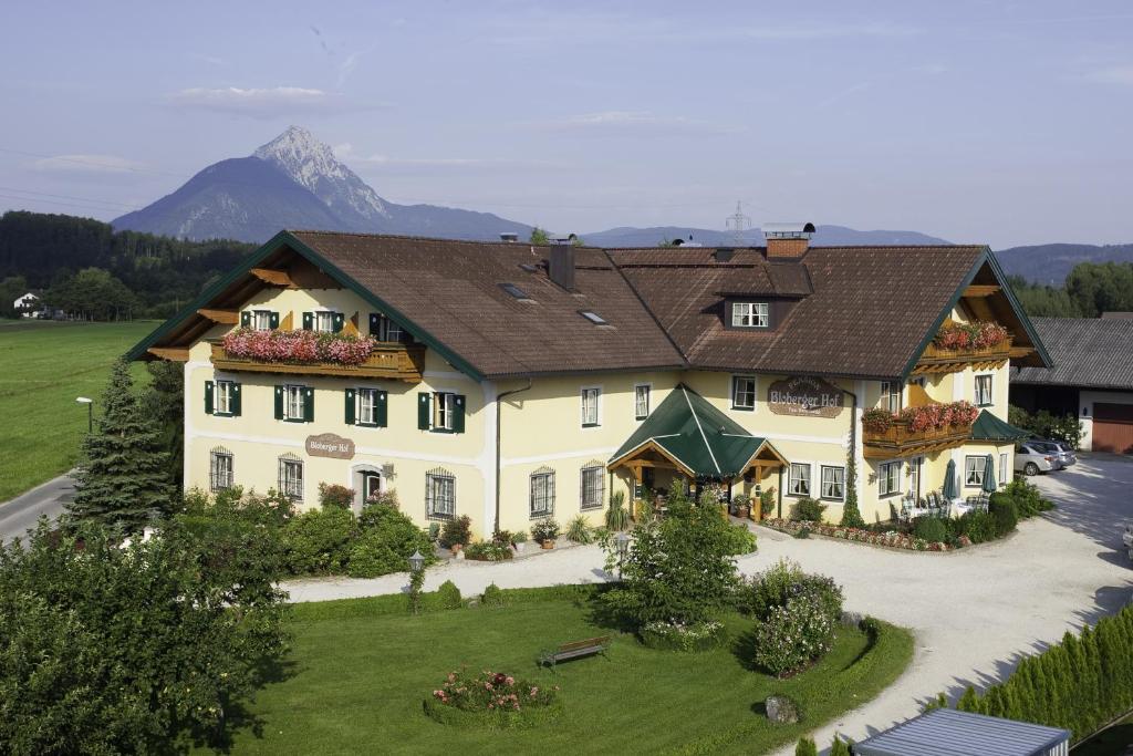 una gran casa blanca con una montaña en el fondo en Bloberger Hof, en Salzburgo