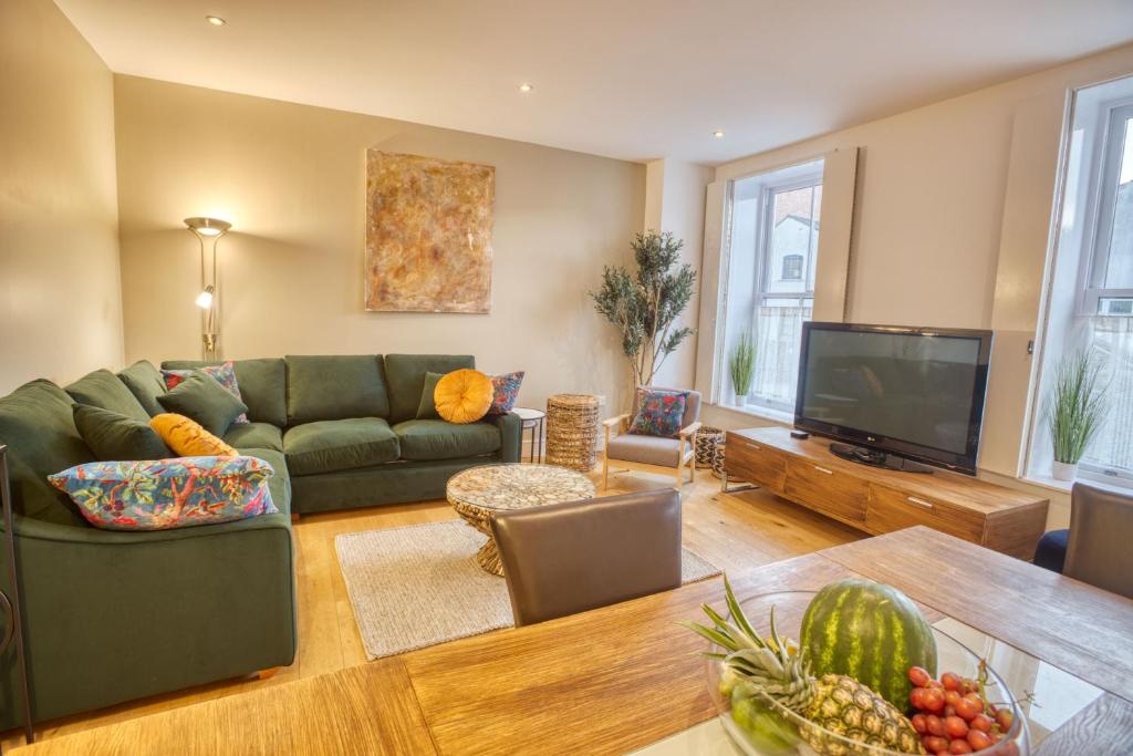 a living room with a couch and a television at Pass the Keys Centrally Located Apartment in Lincoln