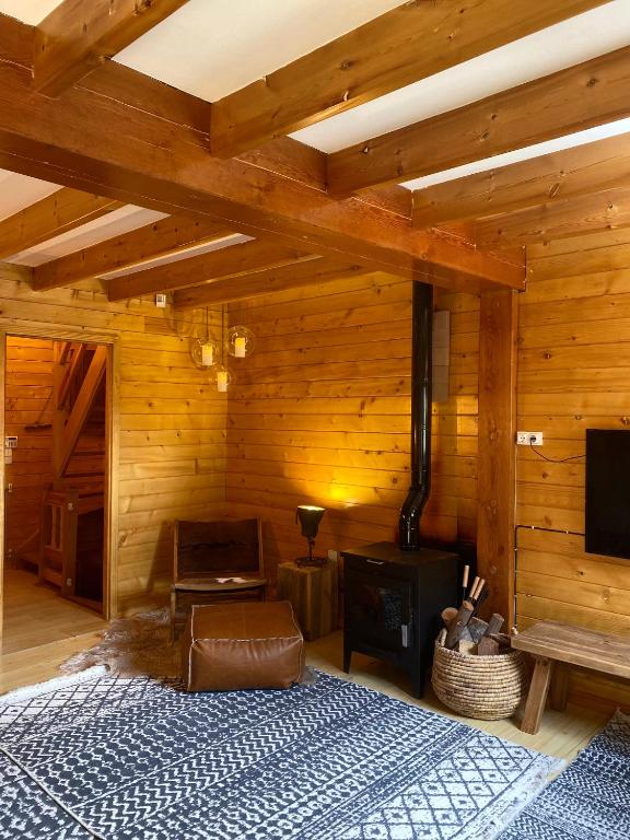Televízia a/alebo spoločenská miestnosť v ubytovaní Preciosa cabaña con vistas a la montaña