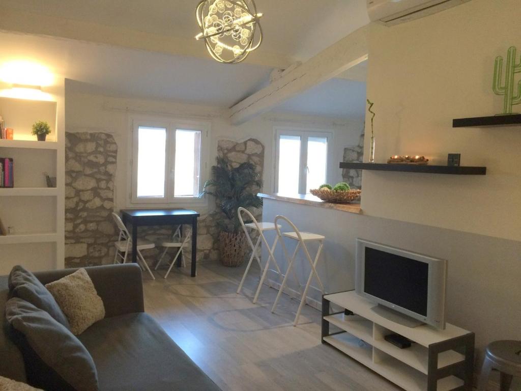 Televízia a/alebo spoločenská miestnosť v ubytovaní T2bis lumineux, Intra Muros Avignon