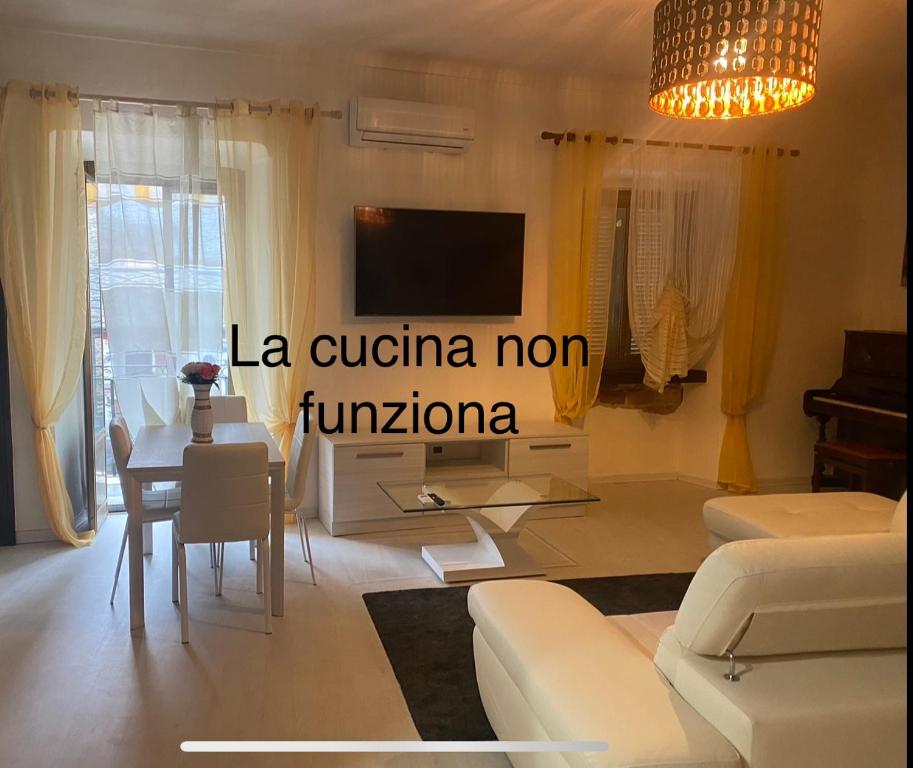 sala de estar con sofá y mesa en white appartament, en Bagnolo Piemonte