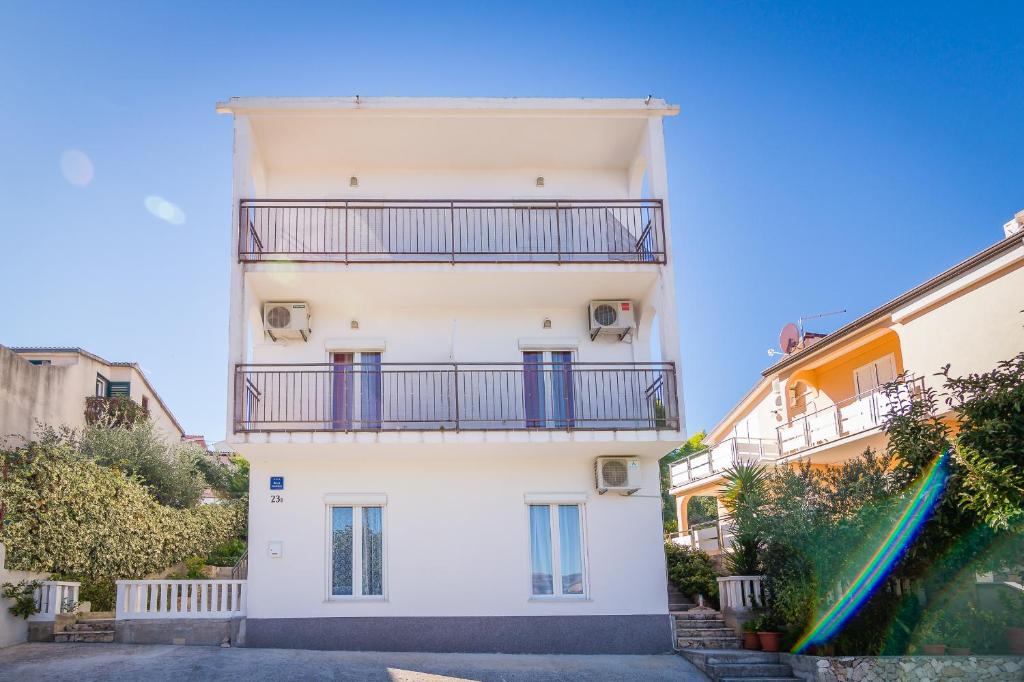 Appartamento bianco con balcone. di CHEAP apartment TANJA a Trogir