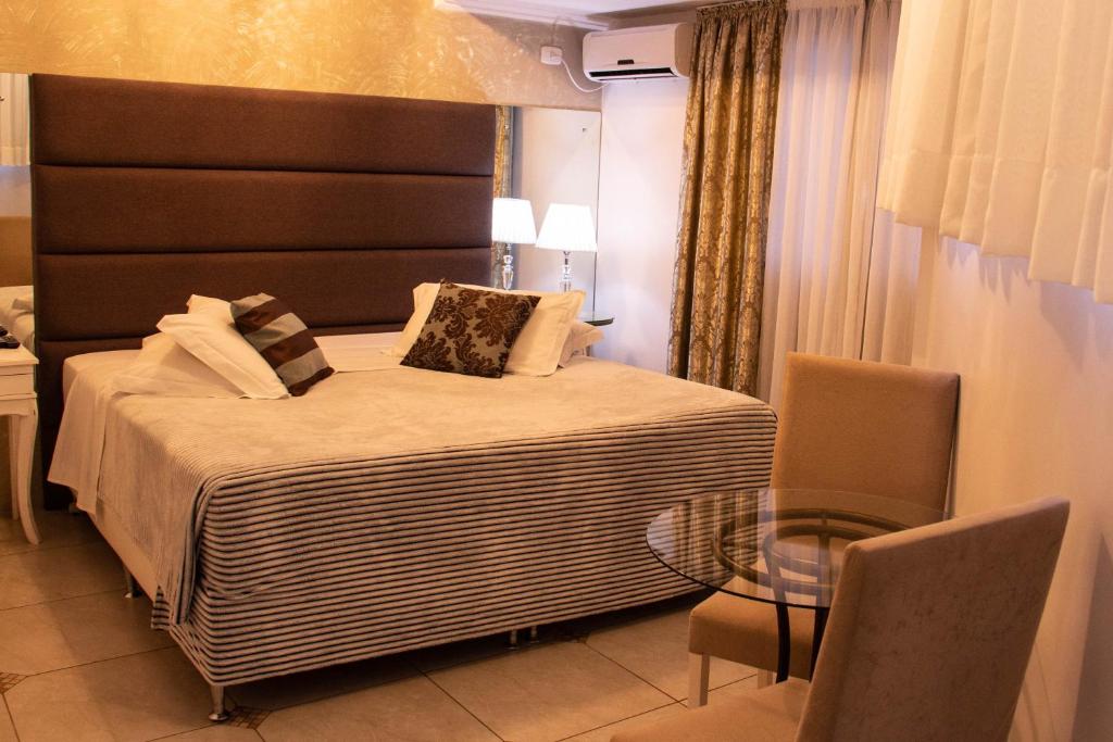 Ένα ή περισσότερα κρεβάτια σε δωμάτιο στο Hotel Imigrantes