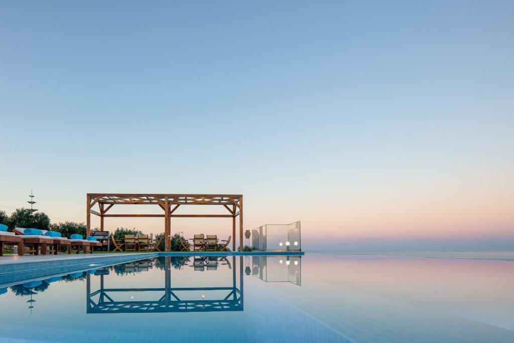 Bazén v ubytování Rethymnian Gem Luxury Villa nebo v jeho okolí