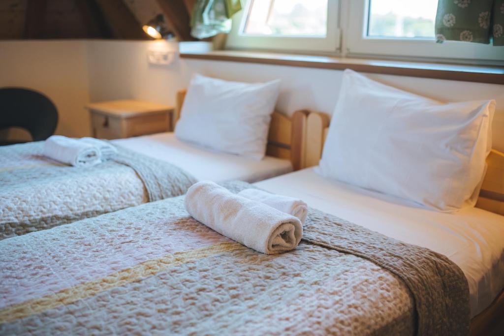 A bed or beds in a room at Kormorán panzió
