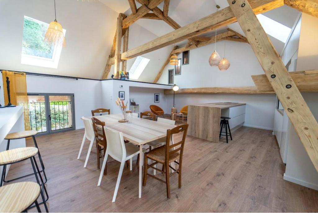 cocina y comedor con mesa y sillas en Maison de Village - 291 en Duingt