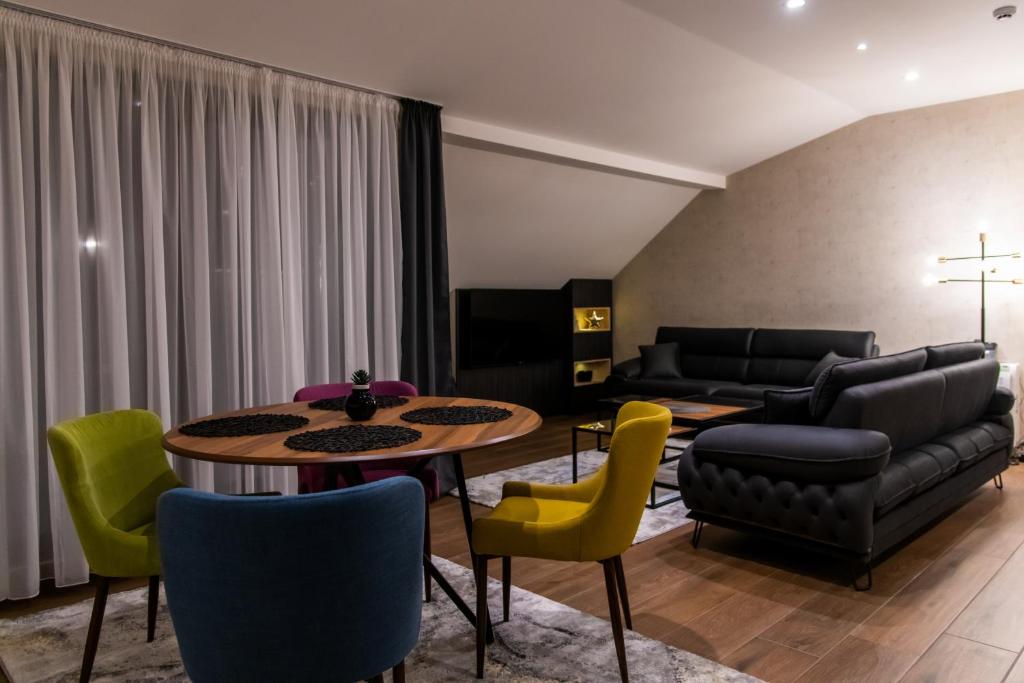 Prostor za sedenje u objektu Apart Hotel Maksimum