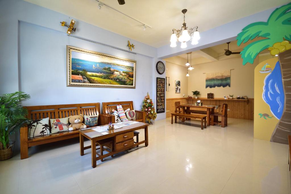 a living room with a couch and a table at Piau Po 21 Inn in Taitung City