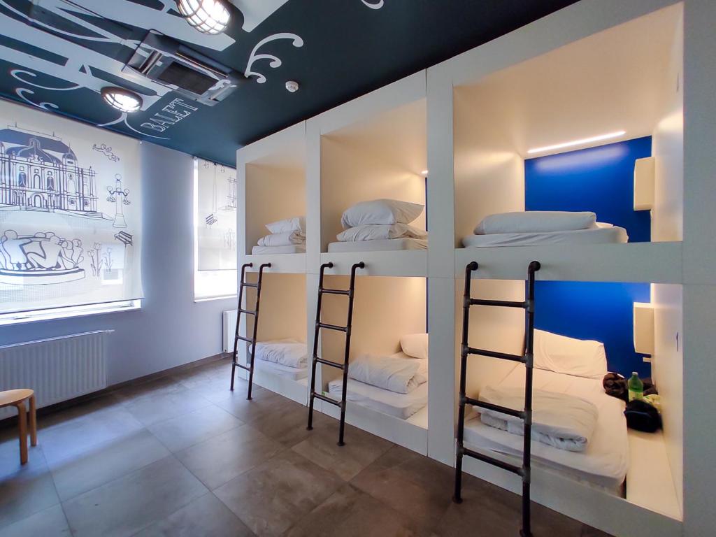 Cette chambre comprend 4 lits superposés. dans l'établissement Main Square Hostel, à Zagreb