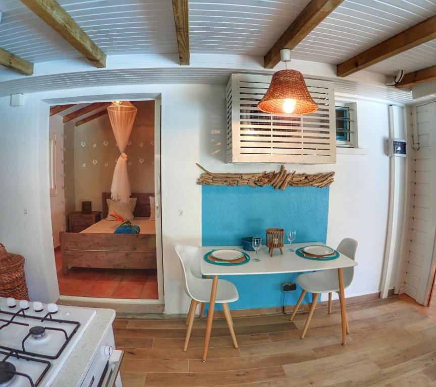 Postel nebo postele na pokoji v ubytování Gîte Kaz à Topaze, piscine, jardin tropical