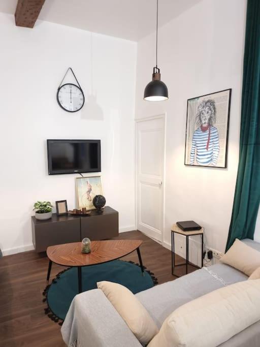 un salon avec un canapé et une table dans l'établissement Cosy Apartments - Marseille Panier Intercontinental - City center, à Marseille