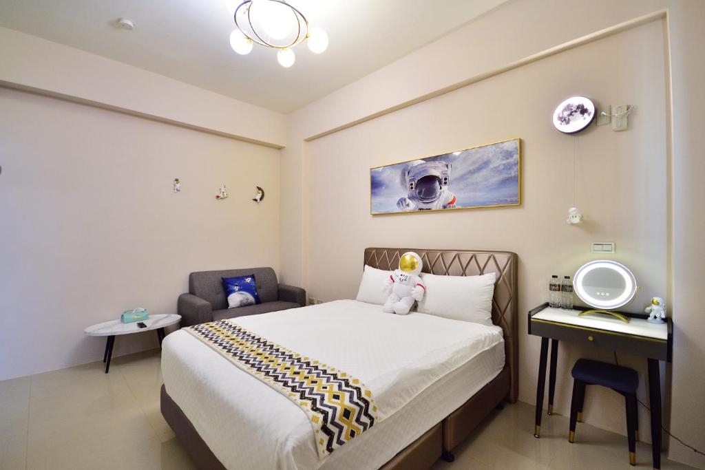 a small bedroom with a bed and a chair at Piau Po 21 Inn in Taitung City