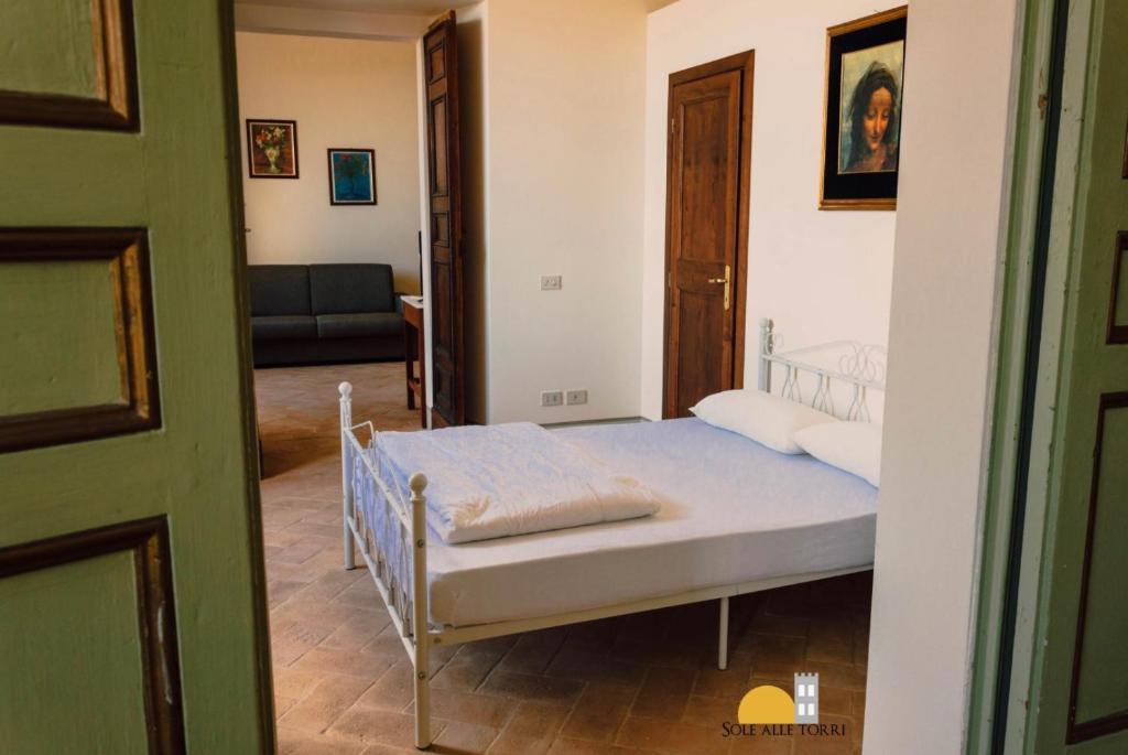 Łóżko lub łóżka w pokoju w obiekcie Appartamenti Sole alle Torri