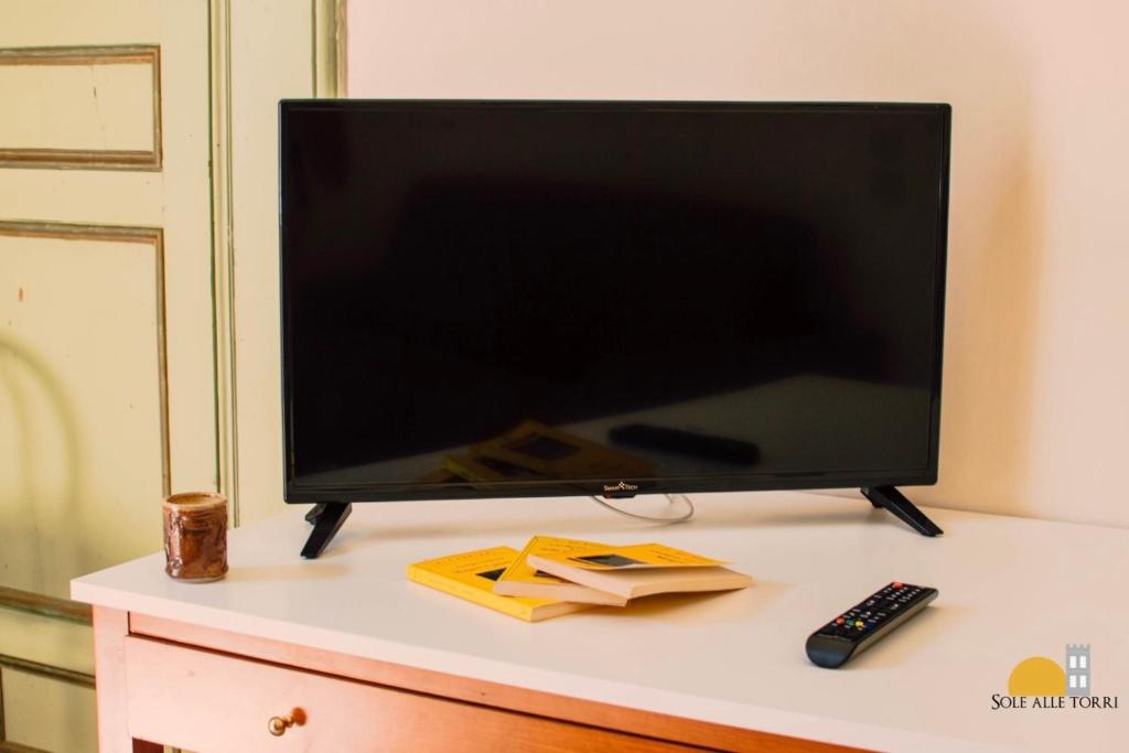 Telewizja i/lub zestaw kina domowego w obiekcie Appartamenti Sole alle Torri